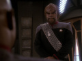 Worf spricht mit Sisko über Martoks Angebot.jpg