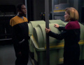 Tuvok und Janeway untersuchen Frachtraum 2.jpg