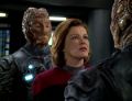 Janeway verhandelt mit dem Alpha.jpg