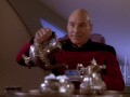 Picard erzählt Wesley bei einem Tee von seiner Zeit auf der Akademie.jpg