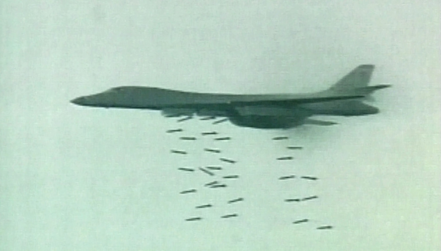 B-1 wirft Bomben.jpg