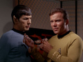 Kirk und Spock erkennen, das Elaans Kette aus Dilithium besteht.jpg