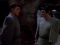 Picard und Spock diskutieren über das weitere Vorgehen.jpg