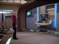 Picard verhandelt mit der Lebensform auf der Krankenstation.jpg