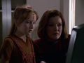 Kathryn Janeway und Naomi Wildman analysieren Sensordaten.jpg