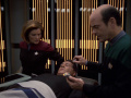 Janeway erkundigt sich nach Chakotays Zustand auf der Krankenstation.jpg