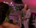 Picard berichtet Troi von Zeitsprüngen.jpg
