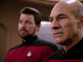 Picard versucht erfolglos Hickmans Shuttle zu rufen.jpg