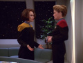 Torres bittet Janeway die Roboter von ihren Beschränkungen befreien zu können.jpg