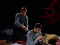 McCoy betäubt Spock, damit die Vianer ihn zum Experiment holen.jpg