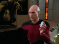 Picard entnimmt Q den Phaser.jpg