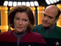 Der Doktor informiert Janeway über Barclays Verhalten.jpg
