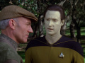 Data informiert Picard über seine illegale Kommunikation.jpg