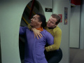 Kirk hindert Daystrom daran, die Abschaltung zu verhindern.jpg