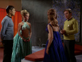 Droxine und Spock gehen zu Kirk und Vanna.jpg