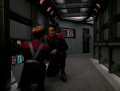 Janeway und Chakotay fliehen vor einem Makrovirus.jpg