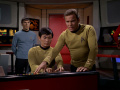 Sulu meldet Kirk Probleme mit der Steuerung.jpg